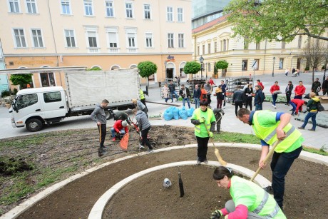 Kedden végeznek a Virágóra idei beültetésével a kertészek